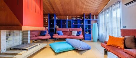 Télévision, cheminée