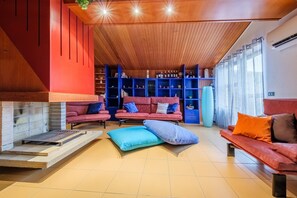 TV, fireplace - Holiday Home 'Appartamento Smeralda' with Private Terrace, Wi-Fi and Air Conditioning (Pace del Mela)