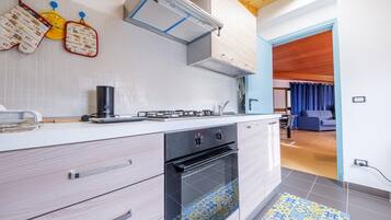 Uuni, liesi, kahvin-/teenkeitin, keittoastiat/astiat/ruokailuvälineet