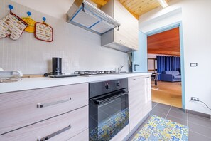 Uuni, liesi, kahvin-/teenkeitin, keittoastiat/astiat/ruokailuvälineet