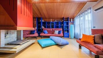 Télévision, cheminée