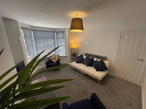 TV - Cozy, Spacious 2BD House in Historic Chapelfields (West Midlands)