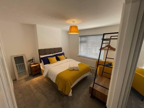 2 bedrooms, iron/ironing board, WiFi, bed sheets - Cozy, Spacious 2BD House in Historic Chapelfields (West Midlands)