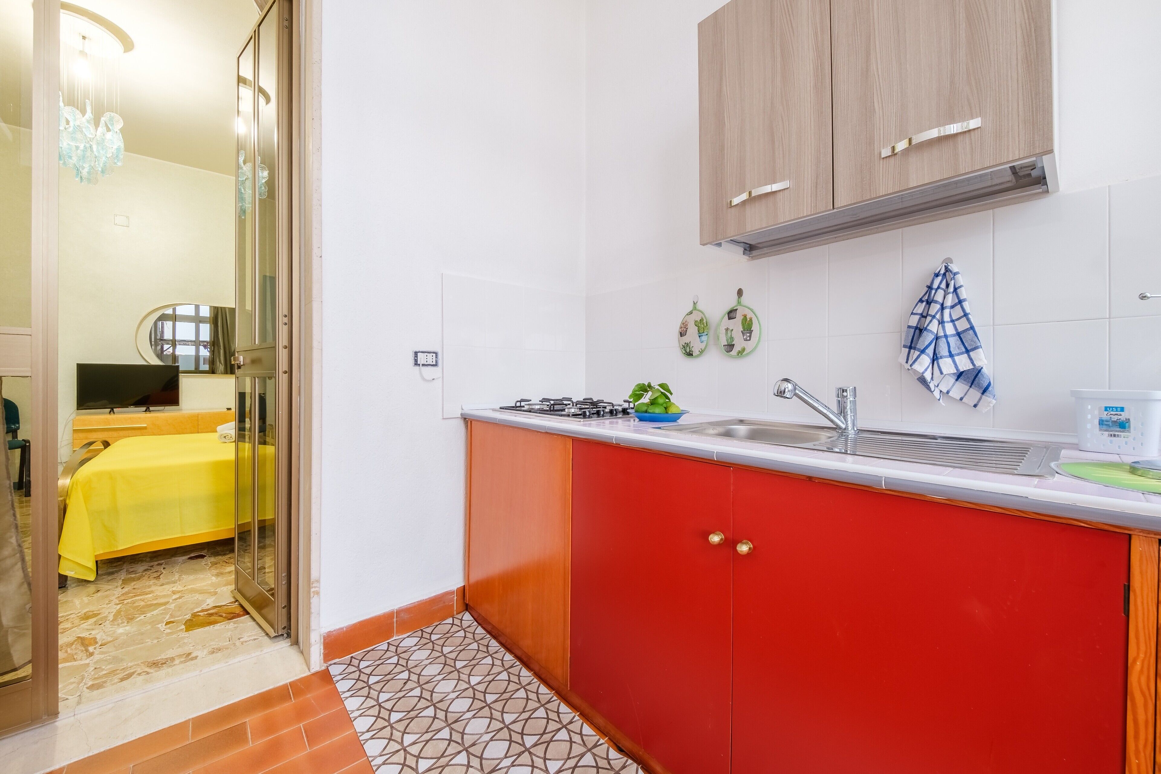 Ovn, kogeplade, kaffe-/temaskine, køkkentøj/tallerkener/redskaber