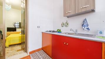 Ovn, kogeplade, kaffe-/temaskine, køkkentøj/tallerkener/redskaber