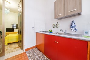 Uuni, liesi, kahvin-/teenkeitin, keittoastiat/astiat/ruokailuvälineet