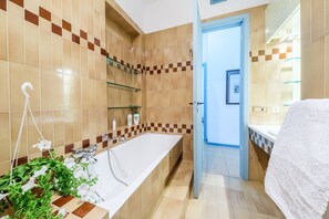 Shower, hair dryer, towels - Holiday Home 'Appartamento Ylenia' with Private Terrace, Wi-Fi and Air Conditioning (Pace del Mela)