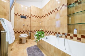 Suihku, hiustenkuivaaja, pyyhkeet