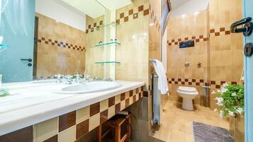 Dusche, Haartrockner, Handtücher