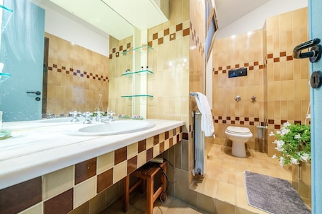 Shower, hair dryer, towels. Holiday Home 'Appartamento Ylenia' with Private Terrace, Wi-Fi and Air Conditioning