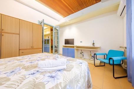 3 bedrooms, free WiFi, bed sheets. Holiday Home 'Appartamento Marika' with Private Terrace, Wi-Fi and Air Conditioning