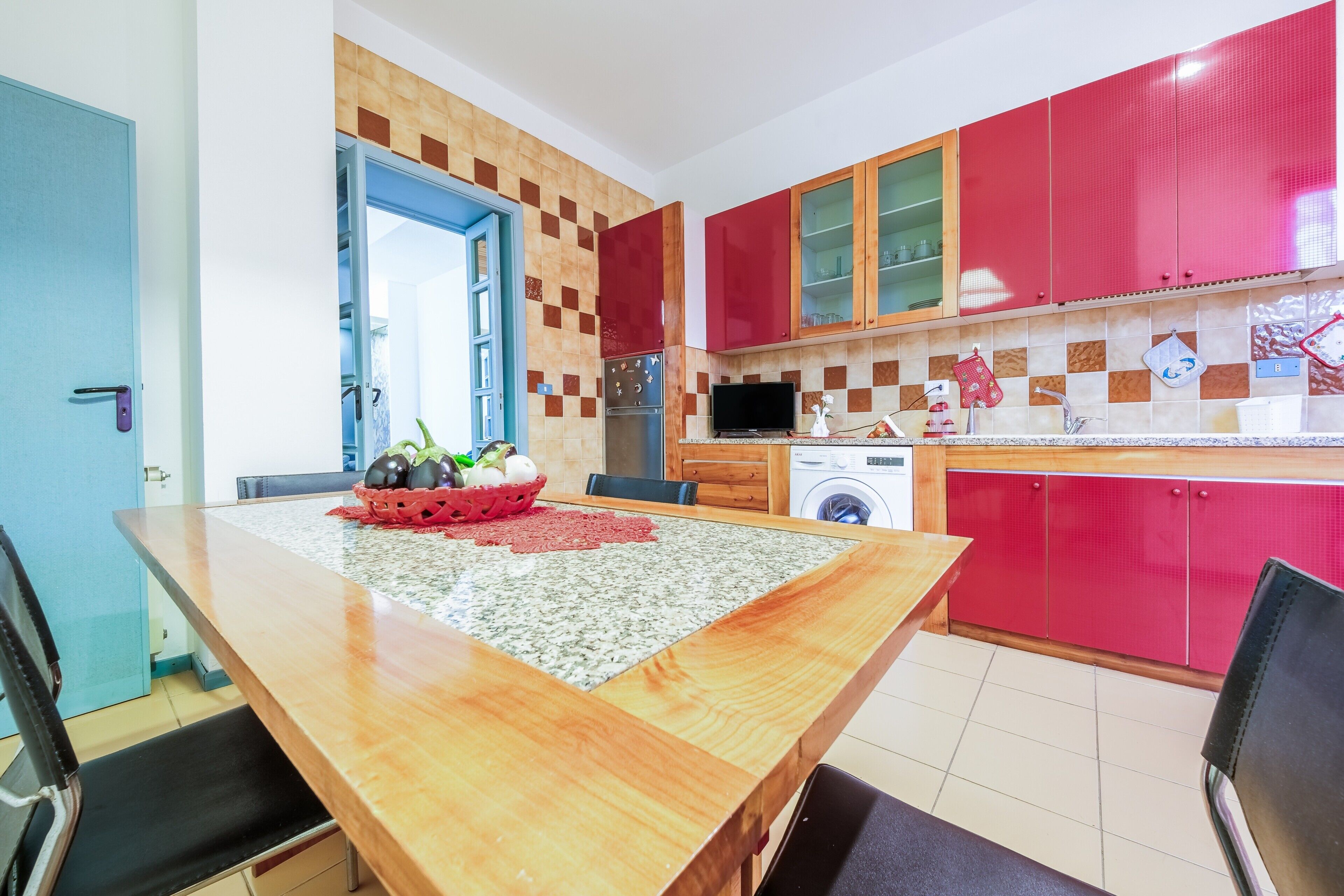 Ovn, kogeplade, kaffe-/temaskine, køkkentøj/tallerkener/redskaber