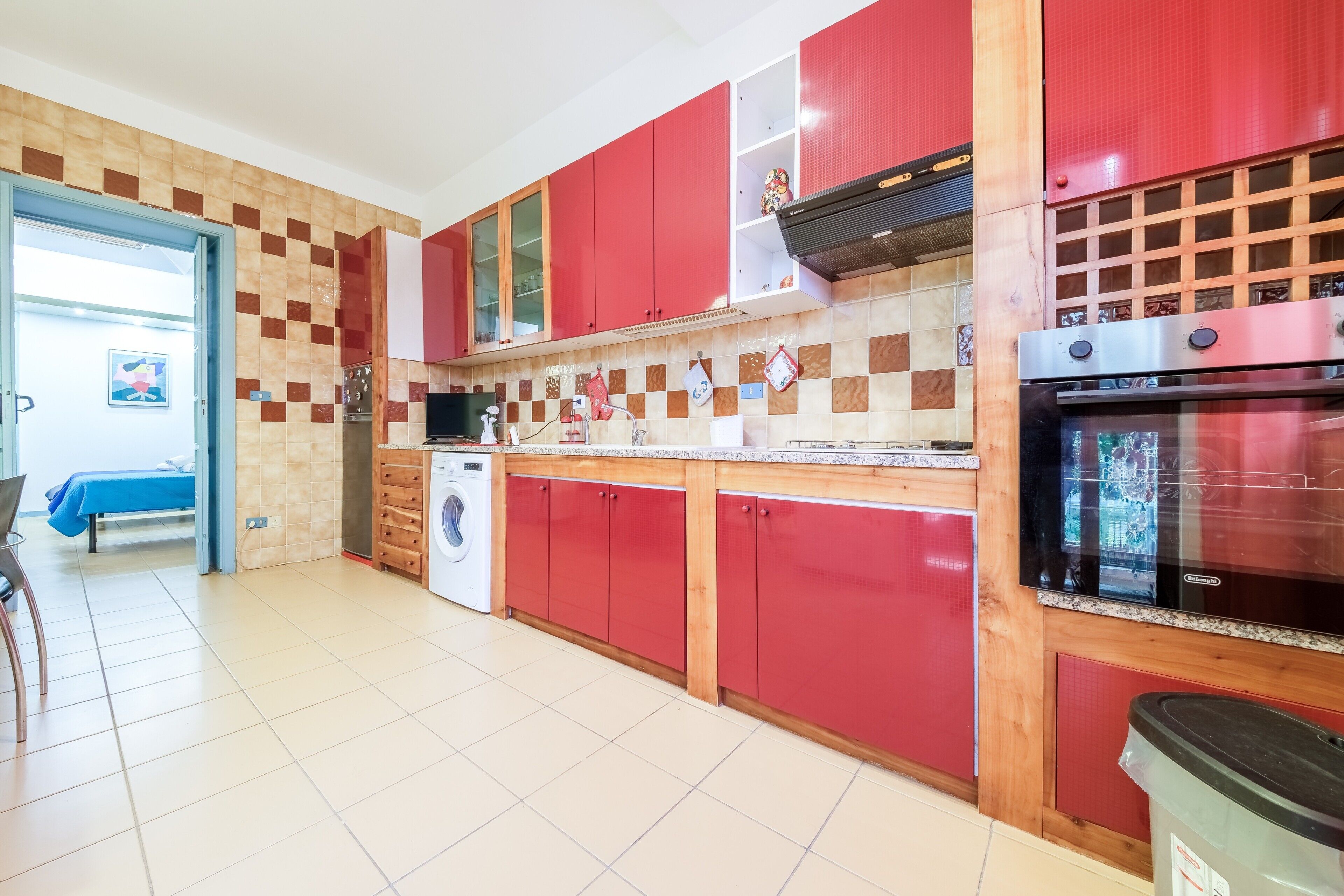 Ovn, kogeplade, kaffe-/temaskine, køkkentøj/tallerkener/redskaber