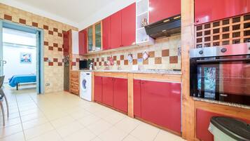 Ovn, kogeplade, kaffe-/temaskine, køkkentøj/tallerkener/redskaber