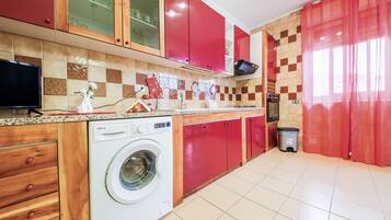 Oven, stovetop, coffee/tea maker, cookware/dishes/utensils