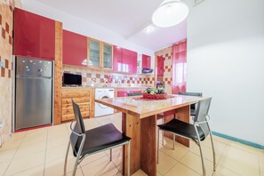 Ofen, Herdplatte, Wasserkocher mit Kaffee-/Teezubehör