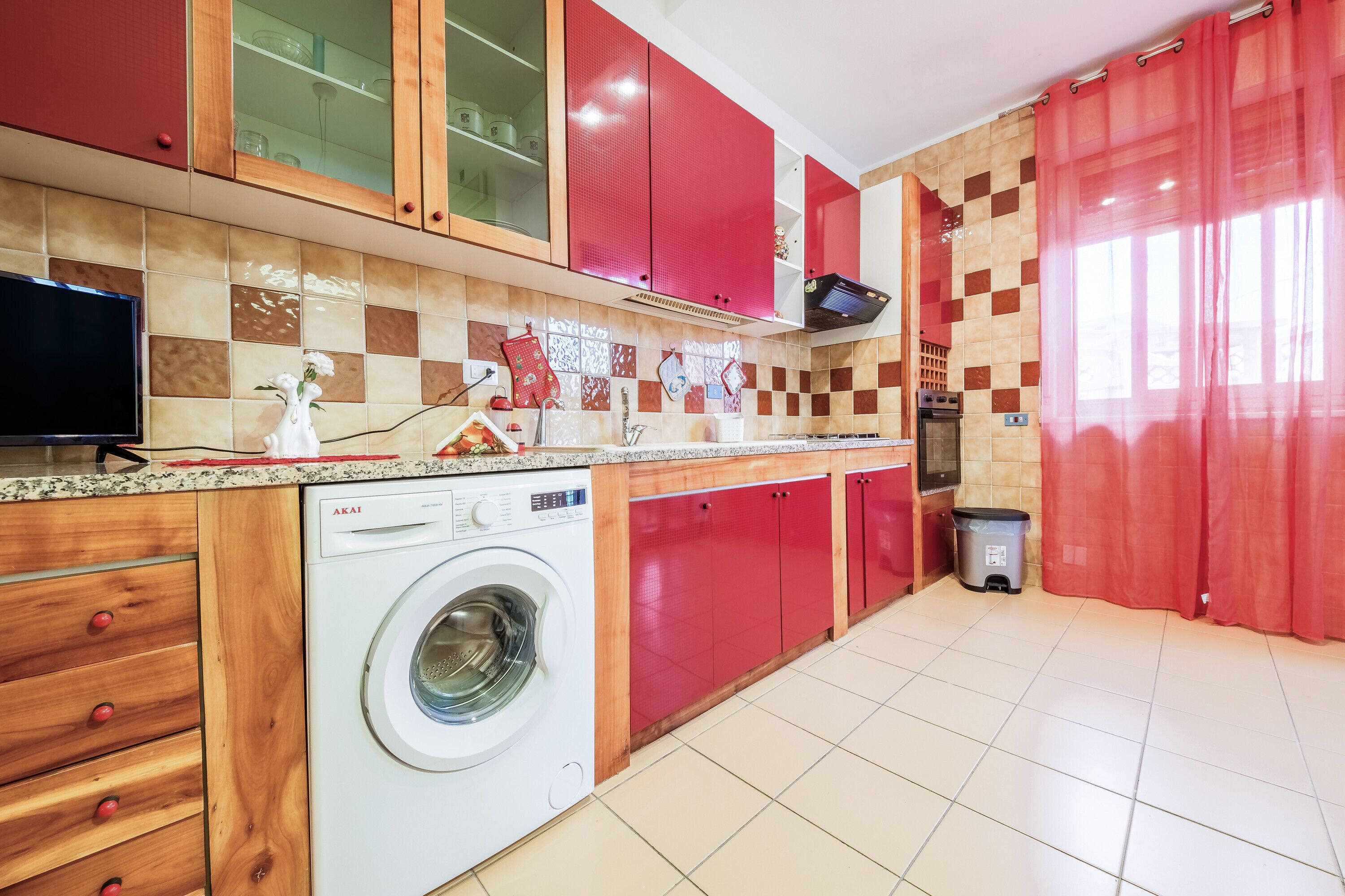 Ofen, Herdplatte, Wasserkocher mit Kaffee-/Teezubehör