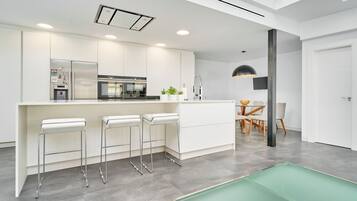 Køleskab, mikrobølgeovn, ovn, kogeplade