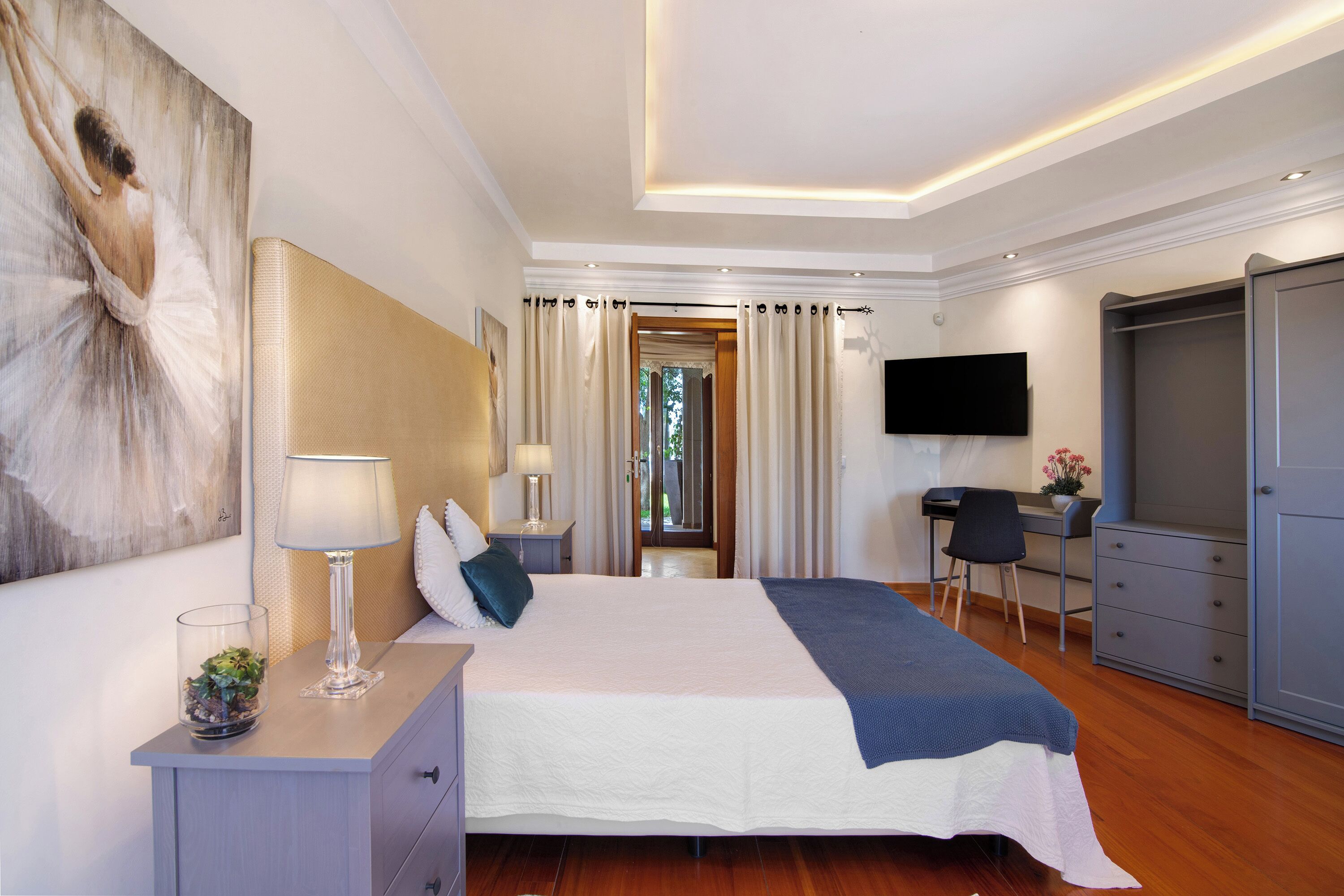 6 bedrooms, iron/ironing board, free WiFi, bed sheets