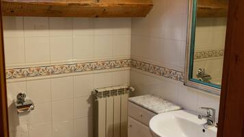 Ducha, secador de pelo y toallas