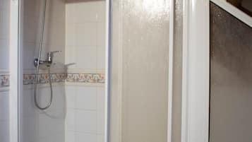 Een douche, een haardroger, handdoeken