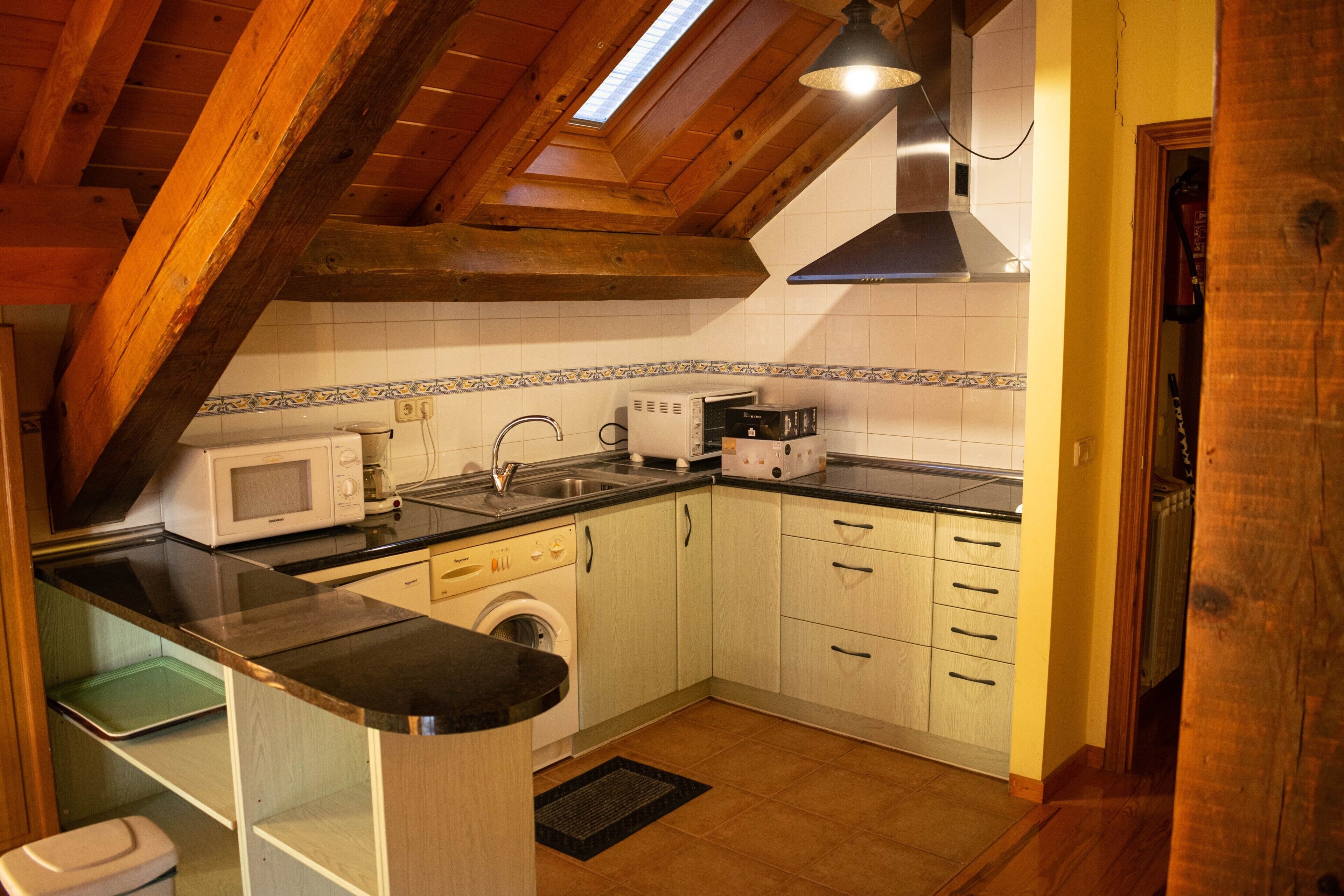 Køleskab, mikrobølgeovn, kogeplade, kaffe-/temaskine