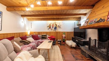 Televisión y chimenea