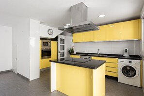 Een koelkast, een microgolfoven, een oven, een kookplaat