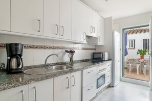 Frigorifero, microonde, forno, piano cottura