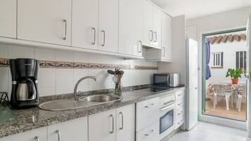 Een koelkast, een magnetron, een oven, een kookplaat