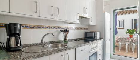 Réfrigérateur, four à micro-ondes, un four, surface de cuisson