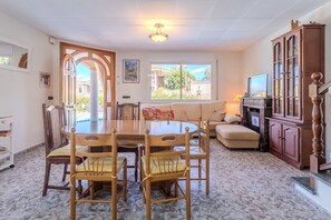 Interior - Pool and Nature 20 km from the Beaches (Sils)