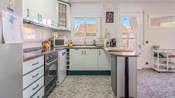 Fridge, microwave, oven, stovetop