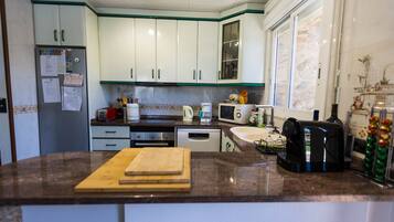 Køleskab, mikrobølgeovn, ovn, kogeplade