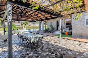 Outdoor dining - Pool and Nature 20 km from the Beaches (Sils)