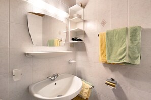 Dusj, hårføner og håndklær