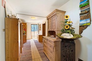 Interior - Room 'Ederhof 10' with Mountain View, Shared Terrace and Wi-Fi, Breakfast Included (Ahrntal - St.Peter)
