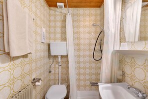 Douche, sèche-cheveux, serviettes fournies