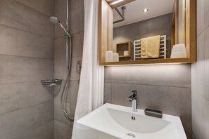 Dusche, Haartrockner, Handtücher