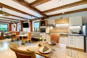 Dining - Room 'Ederhof 5' with Mountain View, Shared Terrace and Wi-Fi (Ahrntal - St.Peter)