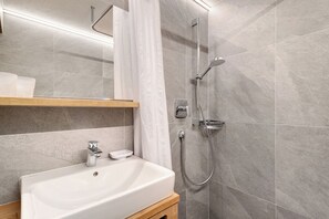 Shower, hair dryer, towels - Room 'Ederhof 5' with Mountain View, Shared Terrace and Wi-Fi (Ahrntal - St.Peter)