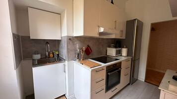 KĂŒhlschrank, Mikrowelle, Ofen, Herdplatte