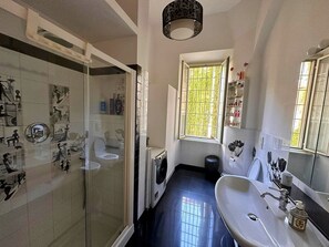 Shower, hair dryer, towels - Apartment 'Casa Amelie' with Balcony and Wi-Fi (Roma)