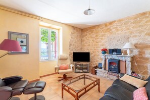 TV - Country House 'Escale Des Crozes' with Mountain View, Shared Pool and Wi-Fi (Saint-Romain-en-Viennois)