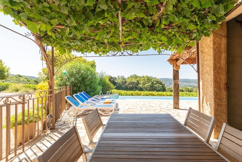 Landhaus 'Escale Des Crozes' mit Bergblick, Gemeinschaftspool und WLAN