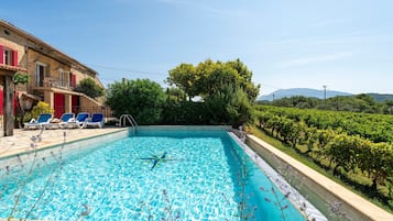 Lämmitetty uima-allas