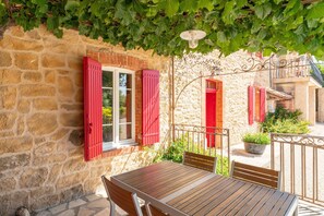 Outdoor dining - Country House 'Escale Des Crozes' with Mountain View, Shared Pool and Wi-Fi (Saint-Romain-en-Viennois)