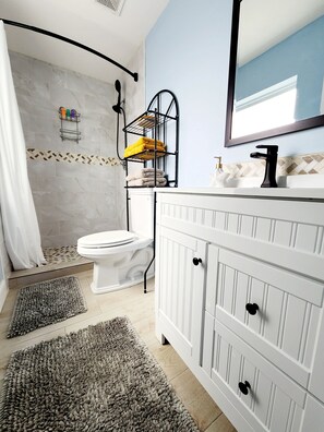 Shower, hair dryer, towels, soap - Relaxing Beach Home Only 3 Miles From Beach! (Fort Pierce)