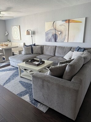 Smart TV, tenis de mesa y monitor de computadora 