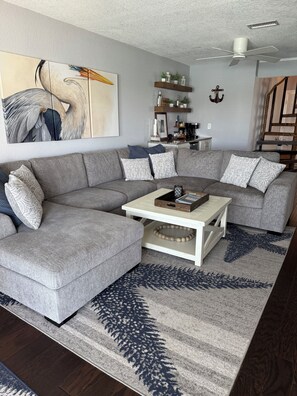 Smart TV, tenis de mesa y monitor de computadora 